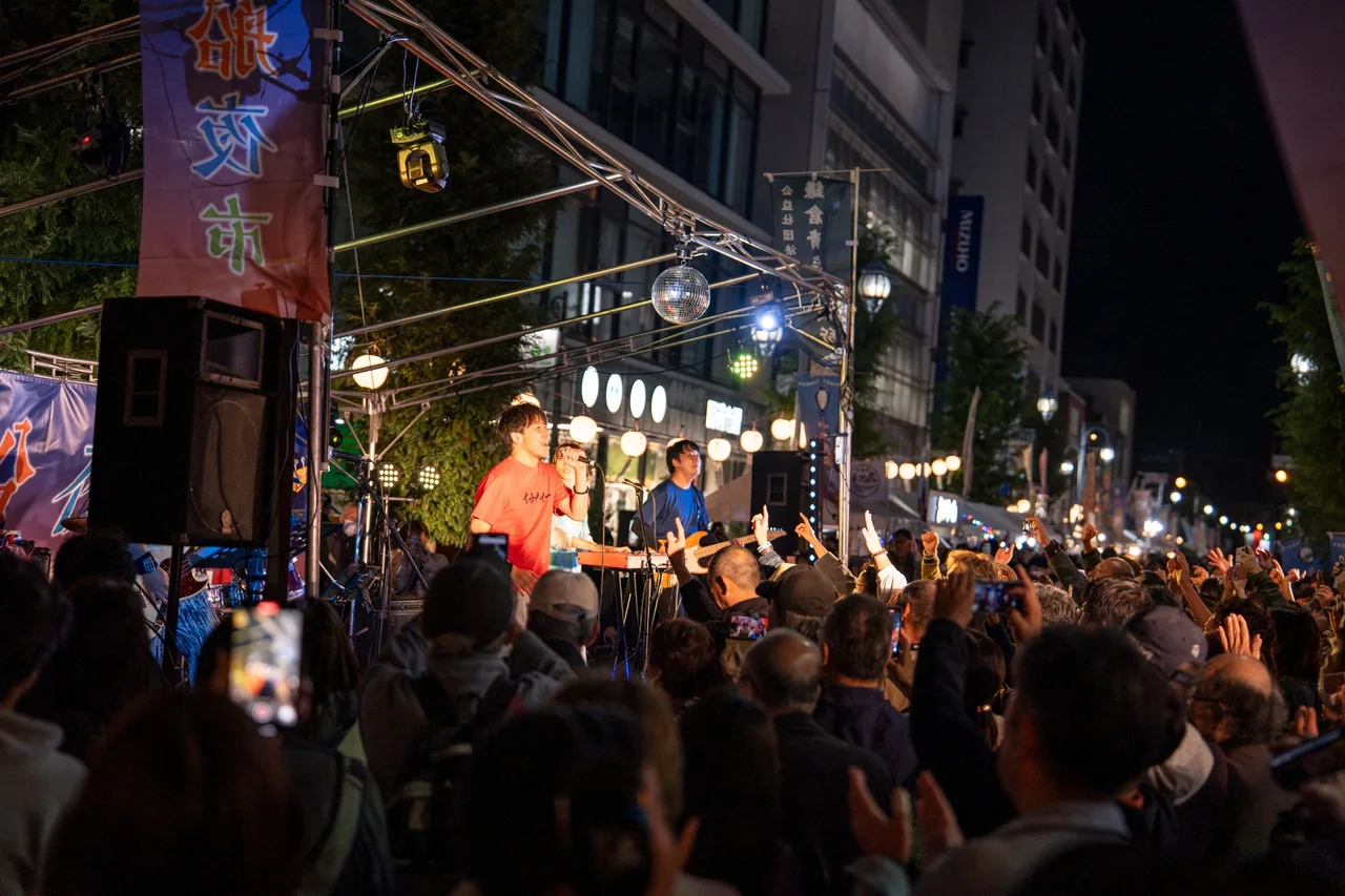大船夜市のステージと集まった来場者